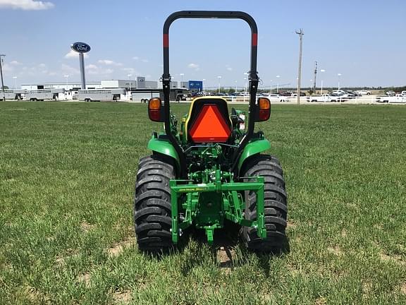 Image of John Deere 3033R equipment image 4