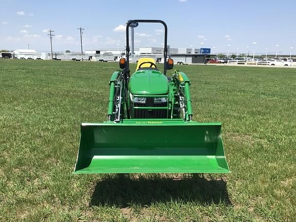 Image of John Deere 3033R equipment image 1