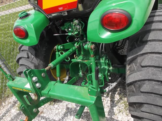 Image of John Deere 3033R equipment image 4
