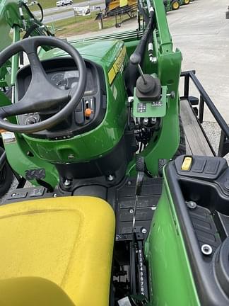 Image of John Deere 3038E equipment image 3