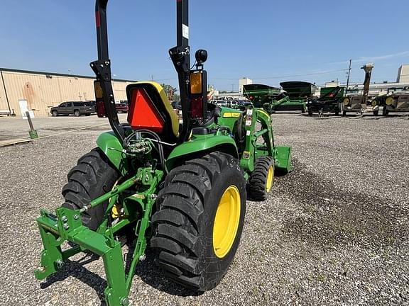 Image of John Deere 3039R equipment image 4