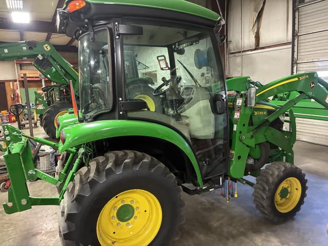 Image of John Deere 3039R equipment image 3