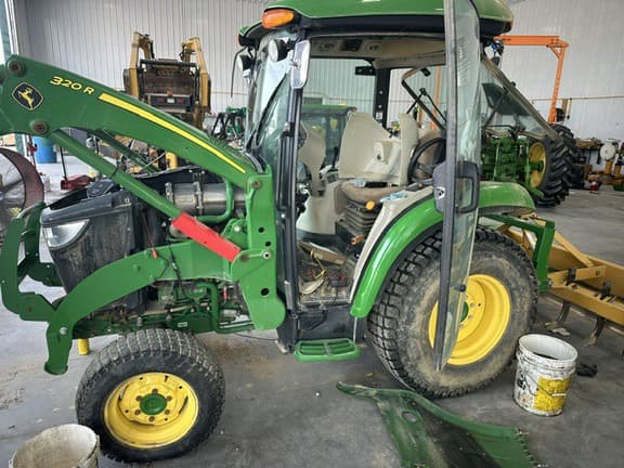 Image of John Deere 3039R equipment image 1