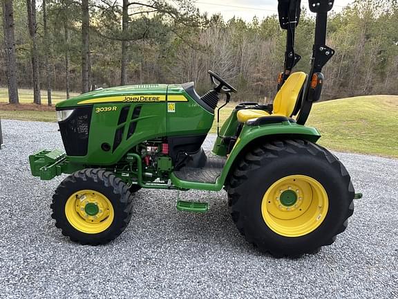 Image of John Deere 3039R equipment image 1