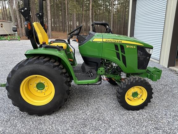 Image of John Deere 3039R equipment image 2