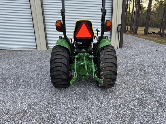 Image of John Deere 3039R equipment image 4