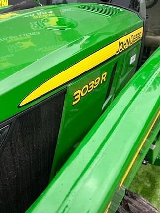 Image of John Deere 3039R equipment image 2