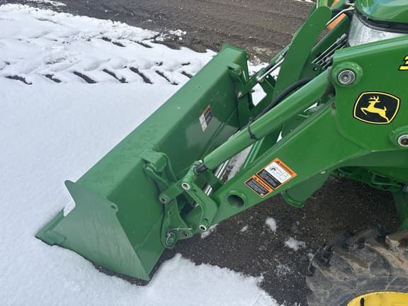 Image of John Deere 3039R equipment image 3