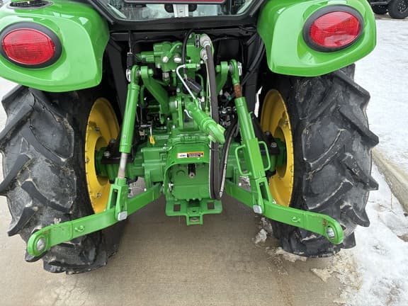 Image of John Deere 3039R equipment image 3