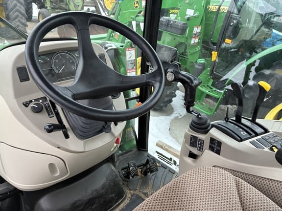Image of John Deere 3039R equipment image 4