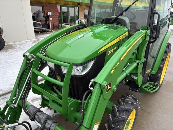 Image of John Deere 3039R equipment image 1
