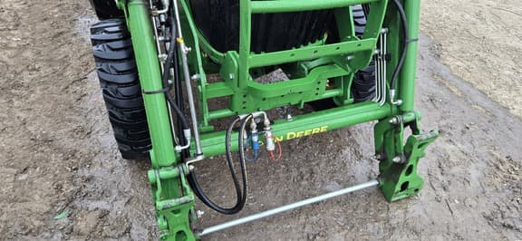 Image of John Deere 3039R equipment image 4