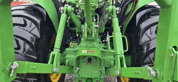 Image of John Deere 3039R equipment image 1