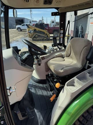 Image of John Deere 3039R equipment image 4