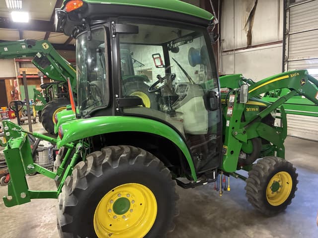 Image of John Deere 3039R equipment image 3