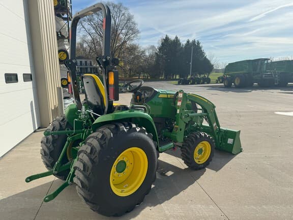 Image of John Deere 3039R equipment image 2