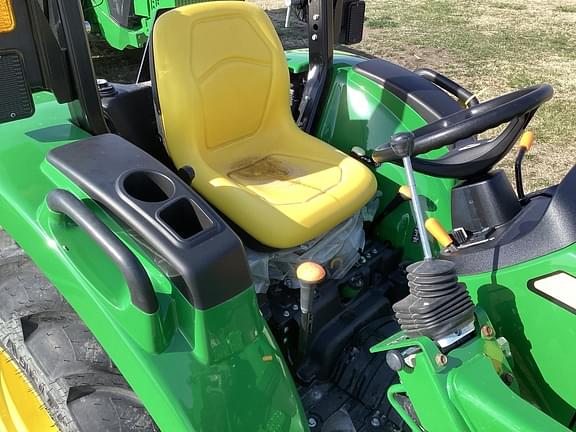 Image of John Deere 3043D equipment image 4