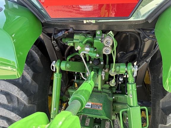 Image of John Deere 3046R equipment image 4