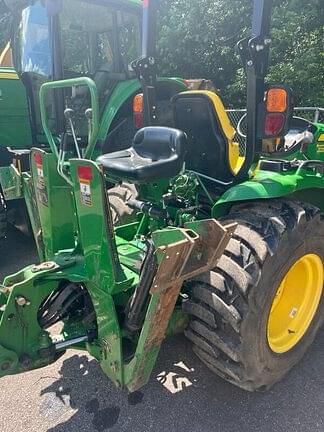 Image of John Deere 3046R equipment image 4