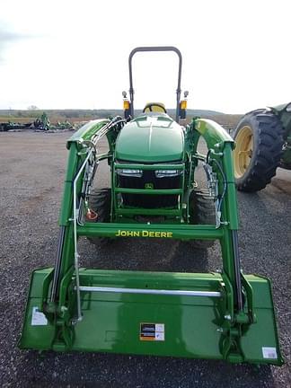 Image of John Deere 3046R equipment image 3