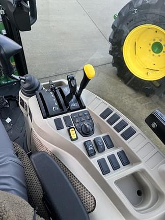 Image of John Deere 3046R equipment image 4