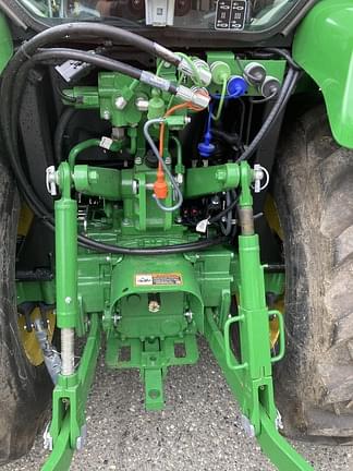 Image of John Deere 3046R equipment image 4