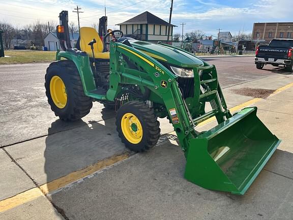 Image of John Deere 3046R equipment image 2