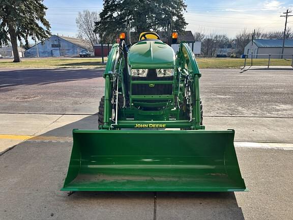 Image of John Deere 3046R equipment image 4