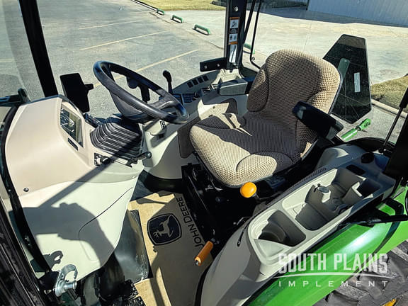 Image of John Deere 3046R equipment image 4
