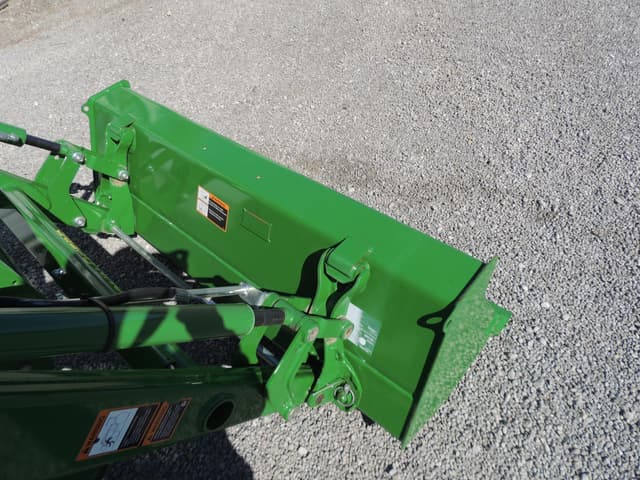 Image of John Deere 3046R equipment image 4