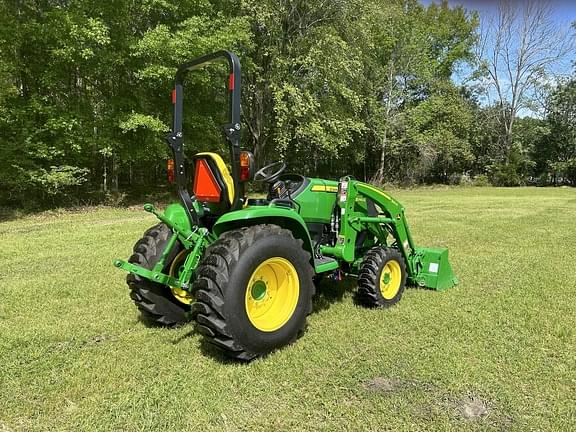 Image of John Deere 3046R equipment image 4