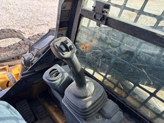 Image of John Deere 317G equipment image 4