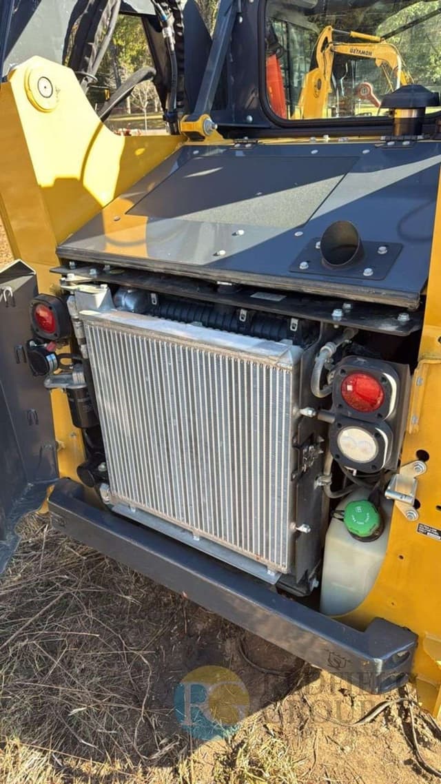 Image of John Deere 317G equipment image 4