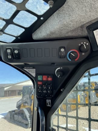 Image of John Deere 318G equipment image 4