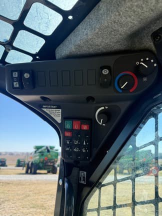 Image of John Deere 320G equipment image 4