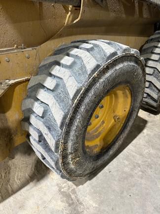 Image of John Deere 324G equipment image 4