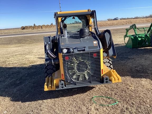 Image of John Deere 324G equipment image 4