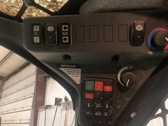 Image of John Deere 324G equipment image 4