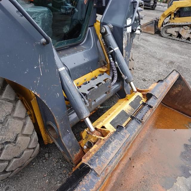 Image of John Deere 324G equipment image 4