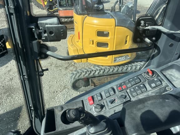 Image of John Deere 324L equipment image 4