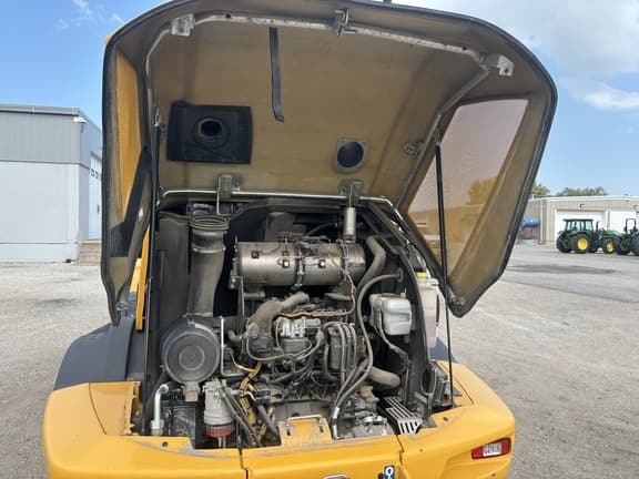 Image of John Deere 324L equipment image 3