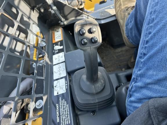Image of John Deere 325G equipment image 4