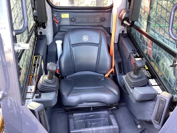 Image of John Deere 325G equipment image 4