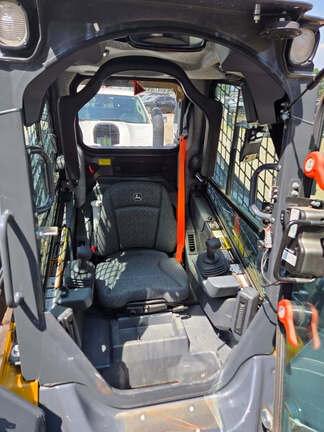 Image of John Deere 325G equipment image 4