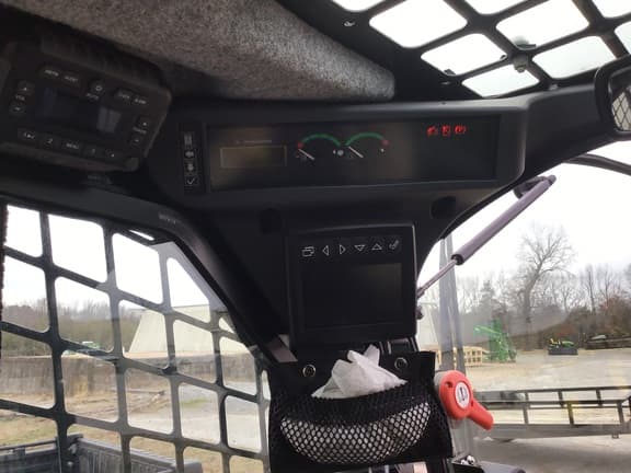 Image of John Deere 325G equipment image 4