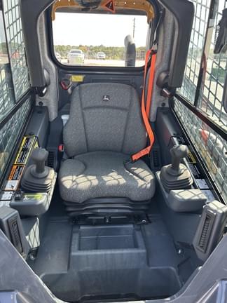 Image of John Deere 325G equipment image 4