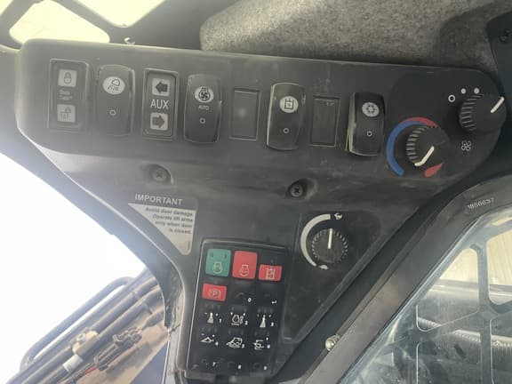Image of John Deere 325G equipment image 4