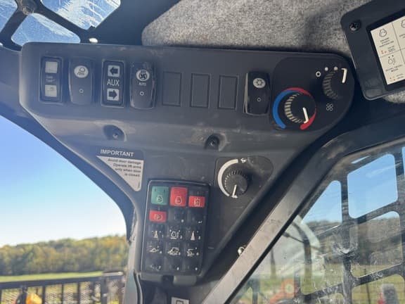 Image of John Deere 325G equipment image 3