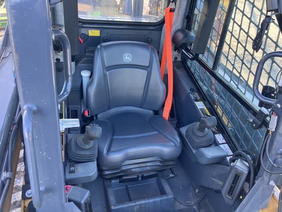 Image of John Deere 325G equipment image 4