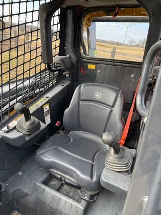 Image of John Deere 325G equipment image 4